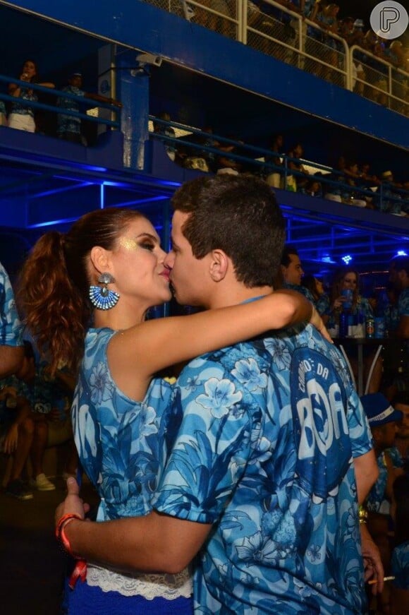 Paloma Bernardi ganha beijo do namorado, Thiago Martins, no camarote da Boa