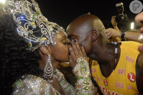 Cris Vianna beija o namorado, Luiz Roque, durante o desfile da Imperatriz, no sábado de Carnaval, 16 de fevereiro de 2015