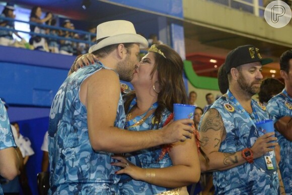 Fabiana Karla beija o marido, o uruguaio Bruno Muniz, em camarote no Carnaval do Rio