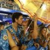 Sabrina Sato beija João Vicente de Castro enquanto assistem ao desfile das campeãs, no Rio