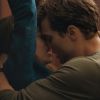 Anastasia Steele (Dakota Johnson) e Christian Grey (Jamie Dornan) têm uma relação sexual intensa no filme 'Cinquenta Tons de Cinza'