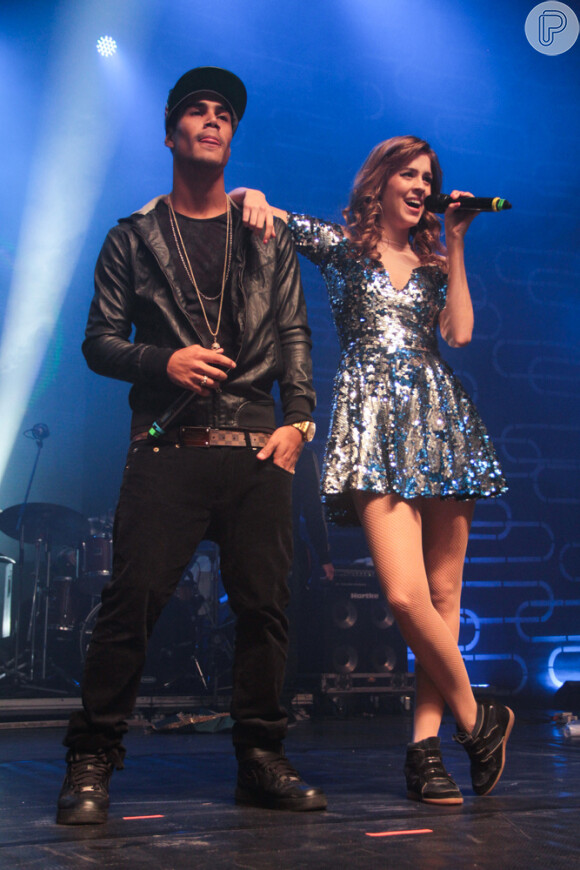 Sophia canta ao lado do seu o ex-namorado e companheiro de banda, Micael Borges