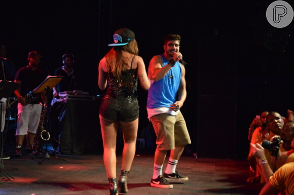 No palco do camarote Skol do Carnaval de Salvador, na Bahia, Anitta e Caio Castro fizeram dueto na música 'Cobertor'