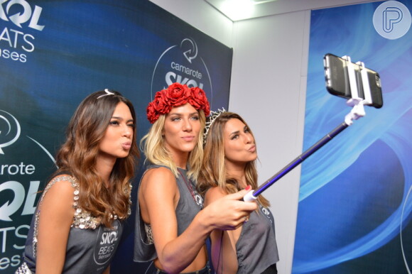 Thaila Ayala , Giovanna Ewbank e Fernanda Paes Leme posam para uma selfie, 14 de fevereiro de 2015