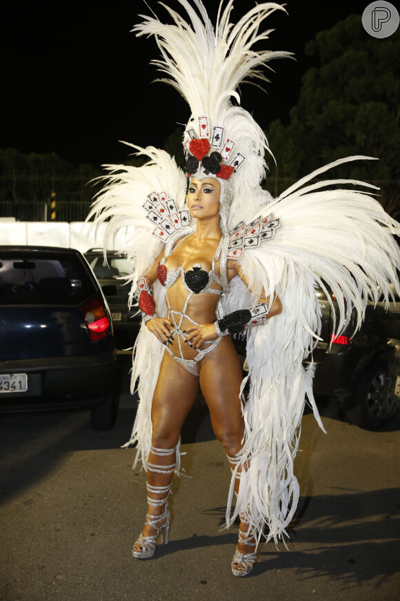 Após o desfile da Gaviões da Fiel, Sabrina Sato embarcou para o Rio de Janeiro