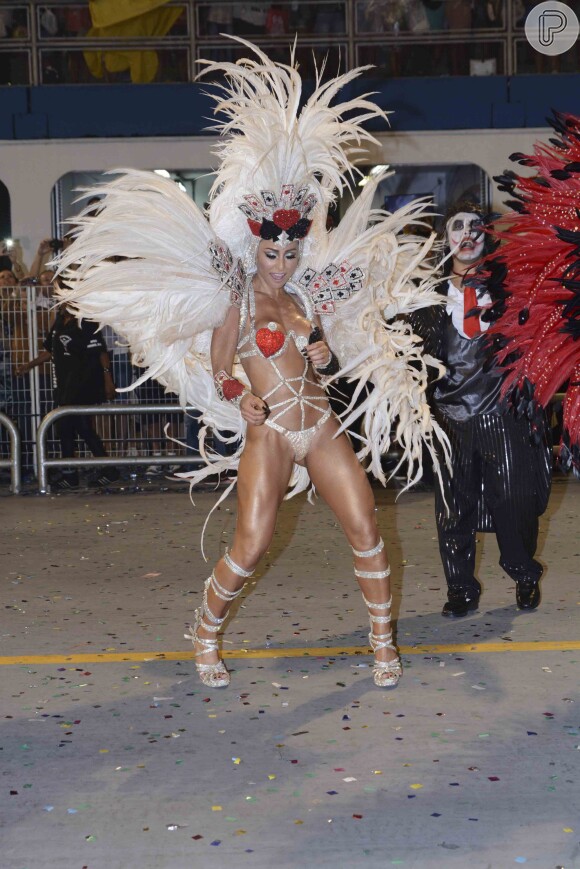 Sabrina Sato desfilou com uma fantasia representando um baralho enigmático na Gaviões da Fiel, no Carnaval de São Paulo