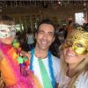 Ticiane Pinheiro está comemorando o Carnaval em família. A apresentadora publicou uma foto neste domingo, 15 de fevereiro de 2015, ao lado da filha, Rafaella Justus, e do namorado, Cesar Tralli, em um baile de máscaras