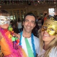 Ticiane Pinheiro curte baile de Carnaval com Rafaella Justus e namorado