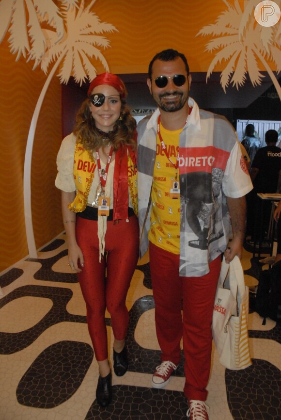 Leandra Leal marca presença no Camarote Devassam na Sapucaí, fantasiada de pirata ao lado do marido, Alê Youssef, em 15 de fevereiro de 2015