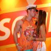 Pérola Faria beija o namorado, Vinicio Alba Filho, em camarote