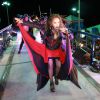 Daniela Mercury comandou trio elétrico no Carnaval de Salvador com visual 'dark', neste domingo (15 de fevereiro de 2015)
