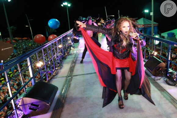 Daniela Mercury comandou trio elétrico no Carnaval de Salvador com visual 'dark', neste domingo (15 de fevereiro de 2015)