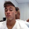 Neymar mostra o visual com barba e bigode loiros