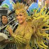 Claudia Leitte, rainha de bateria da Mocidade, desfila com fantasia cravejada com 65 mil cristais