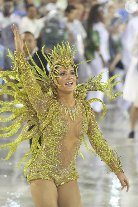 Claudia Leitte exibe boa forma em desfile como rainha de bateria da Mocidade no Carnaval 2015