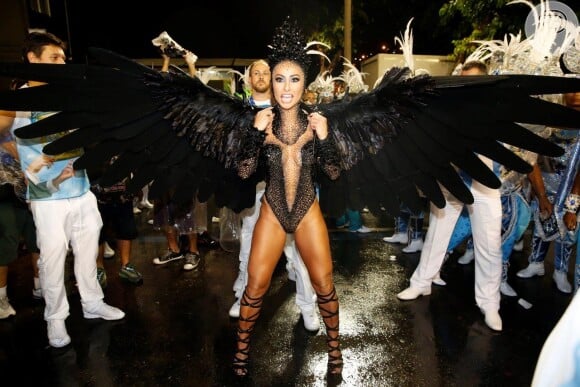 Sabrina Sato usa body decotado para representar o Cisne Negro no desfile da Vila Isabel, em 16 de fevereiro de 2015