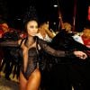 Sabrina Sato usa body decotado para representar o Cisne Negro no desfile da Vila Isabel