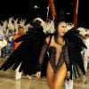 Sabrina Sato usa body decotado para representar o Cisne Negro no desfile da Vila Isabel
