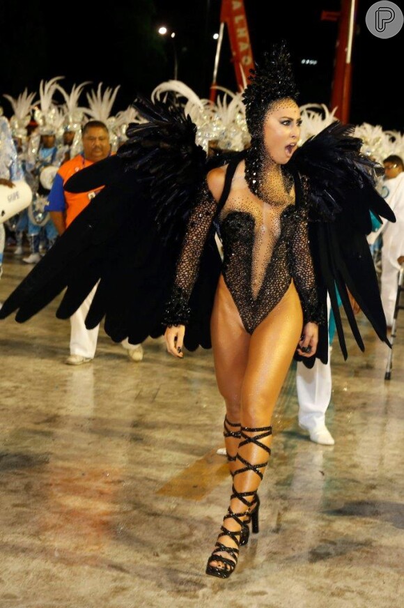 Sabrina Sato usa body decotado para representar o Cisne Negro no desfile da Vila Isabel