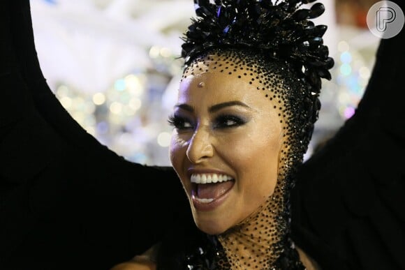 Sabrina Sato desfila como rainha de bateria da Vila Isabel, escola de samba carioca