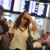 Débora Nascimento ajeita o cabelo em aeroporto do Rio