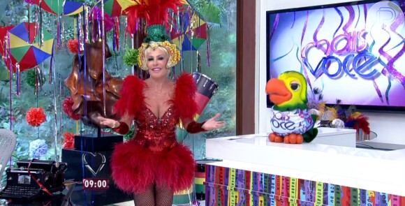Ana Maria Braga apresenta programa fantasiada com body de plumas e paetês: 'Carnaval'