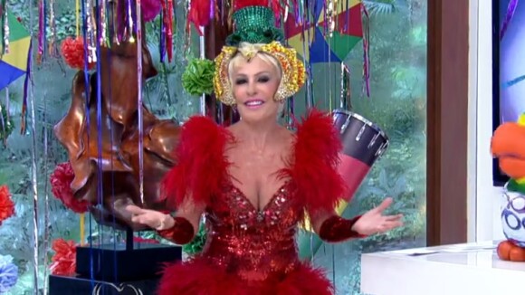 Ana Maria Braga apresenta 'Mais Você' fantasiada com plumas e paetês: 'Carnaval'