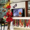 Ana Maria Braga apresenta programa fantasiada com body de plumas e paetês: 'Carnaval'