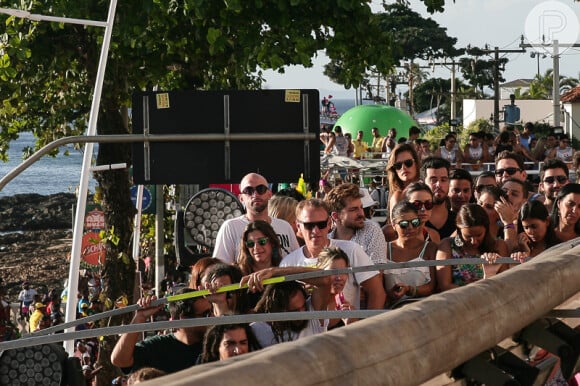 Com óculos de sol, Paulo Gustavo e Alessandra Ambrósio se divertem em cima do trio de Ivete Sangalo
