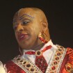 Aílton Graça usa batom para representar Madame Satã no desfile da Portela