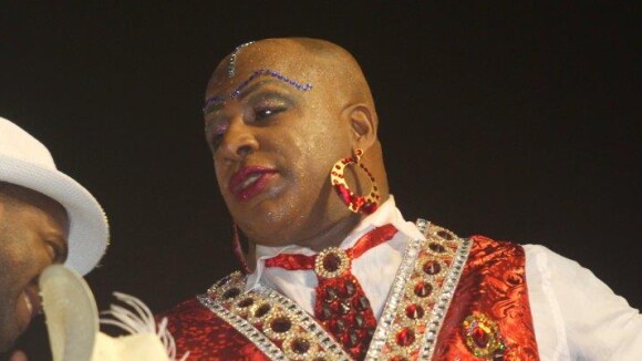Aílton Graça usa batom para representar Madame Satã no desfile da Portela