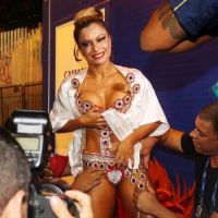 Dani Sperle usa tapa-sexo de 4 cm em desfile no Rio: 'Prova de carinho'