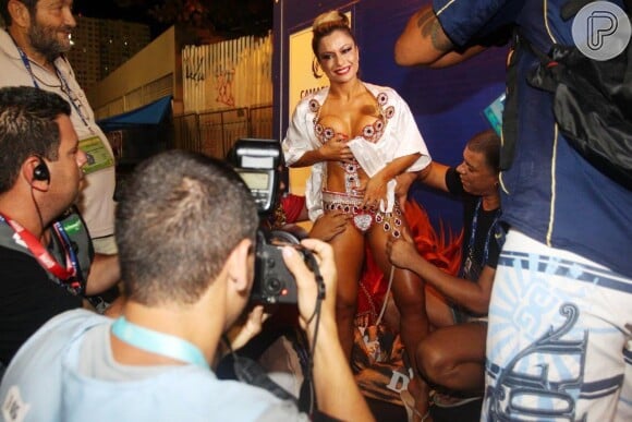 Dani Sperle usa tapa-sexo de 4 cm em desfile no Rio: ‘Prova de carinho’