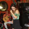 De saia curta, Tatá Werneck dança no camarote Folia Tropical na Sapucaí, em 17 de fevereiro de 2015