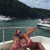 Ana Paula Siebert posta foto no Instagram e exibe curvas acentuadas ao posar a bordo do iate de R$ 10 milhões do namorado, Roberto Justus