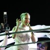 Claudia Leitte se fantasia de noiva para subir no trio Largadinho, em Salvador, na Bahia