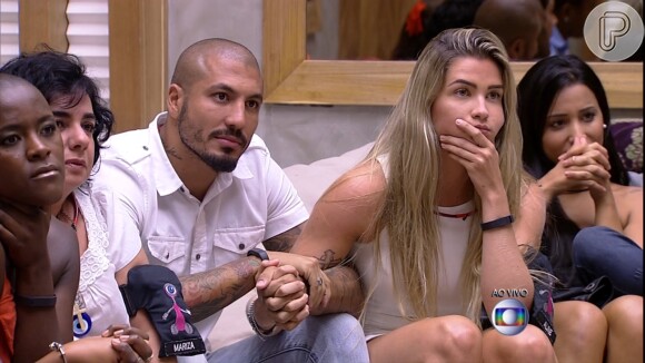 Aline ouve anúncio de Bial de mãos dadas com Fernando