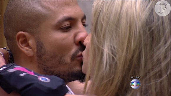 Aline beija Fernando e se declara: 'Te amo. Vou te esperar lá fora'