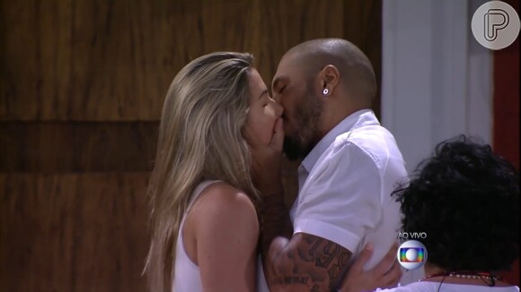 Antes de deixar a casa, Fernando beija Aline