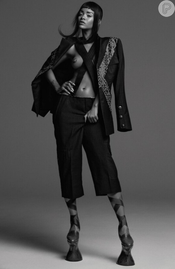 Rihanna posa sensual para a revista 'AnOther', em fotos divulgadas em 17 de fevereiro de 2015