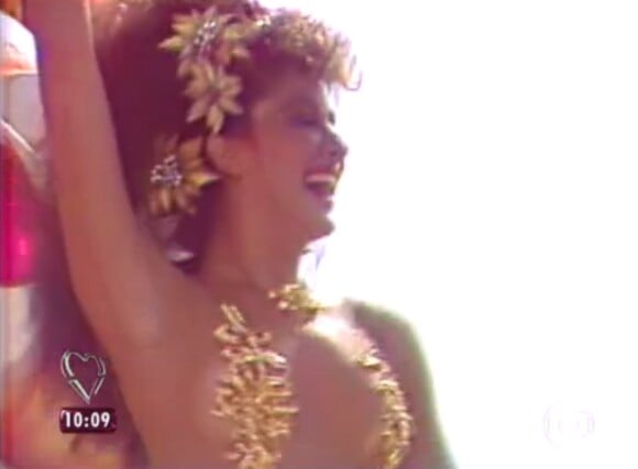 Ana Maria Braga exibiu no programa 'Mais Você' desta quarta-feira, 18 de fevereiro de 2015, um vídeo de Claudia Raia desfilando pela Beija-Flor em 1985