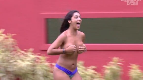 'BBB15': Amanda cumpre promessa e pula na piscina de topless após vencer Paredão