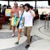 Ellen Page grava documentário sobre o universo gay na praia de Copacabana, no Rio de Janeiro, em 18 de fevereiro de 2015