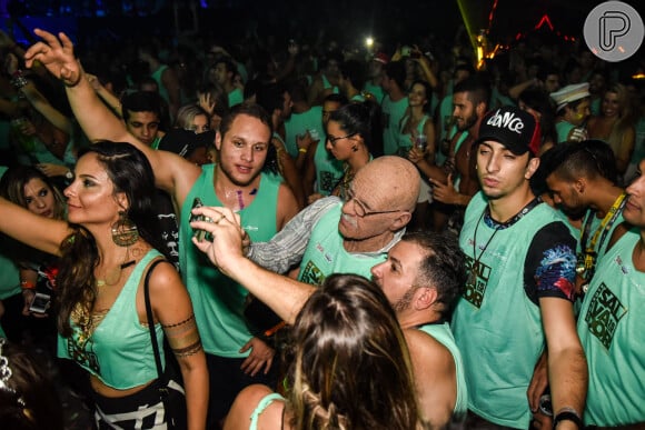 Lucas Lucco se fantasia de idoso para curtir camarote em Salvador, na Bahia