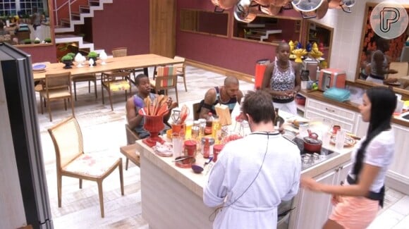 Rafael conversa com Talita, Angélica, Luan e Fernando na cozinha do 'BBB15' e todos ficam chocados com a revelação