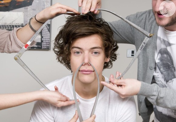 Harry Styles do One Direction tira suas medidas para fazer a estátua de cera