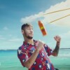 Neymar apareceu, recentemente, fazendo embaixadinha com frasco de protetor solar em comercial de TV