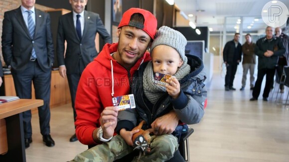 Neymar e o filho, Davi Lucca, se tornaram sócios do Barcelona
