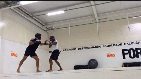 Malvino Salvador mostra golpes de boxe em vídeo no Instagram: 'Treinaço'