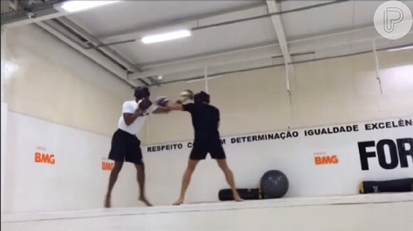 Durante o treino de boxe, Malvino Salvador troca socos com o professor